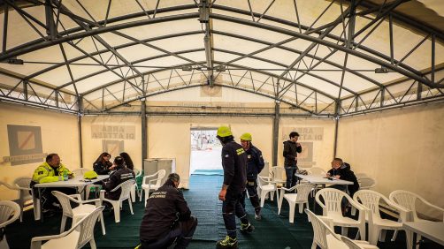 Montaggio strutture della Protezione Civile a Bagnoli, nel parcheggio della stazione ferroviaria, Napoli 14 Marzo 2025 ANSA / CESARE ABBATE