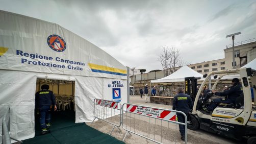 Montaggio strutture della Protezione Civile a Bagnoli, nel parcheggio della stazione ferroviaria, Napoli 14 Marzo 2025 ANSA / CESARE ABBATE