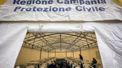 Montaggio strutture della Protezione Civile a Bagnoli, nel parcheggio della stazione ferroviaria, Napoli 14 Marzo 2025 ANSA / CESARE ABBATE