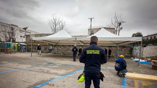 Montaggio strutture della Protezione Civile a Bagnoli, nel parcheggio della stazione ferroviaria, Napoli 14 Marzo 2025 ANSA / CESARE ABBATE