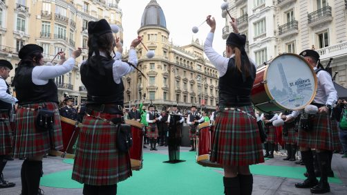 epa11964428 Irish musicians perform a flash mob on the occasion of the upcoming St. Patrick's Day, in Madrid, Spain, 14 March 2025. St. Patrick's Day takes place on 17 March.  EPA/Kiko Huesca