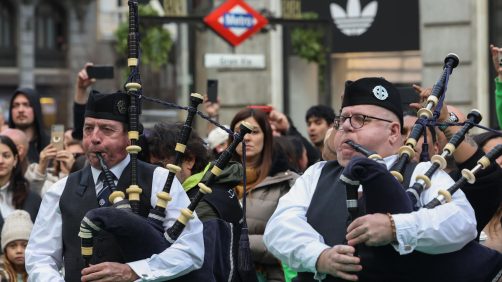 epa11964431 Irish musicians perform a flash mob on the occasion of the upcoming St. Patrick's Day, in Madrid, Spain, 14 March 2025. St. Patrick's Day takes place on 17 March.  EPA/Kiko Huesca