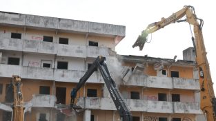 Scampia, demolita la Vela Gialla. La rinascita del territorio sostenuta dalla scuola