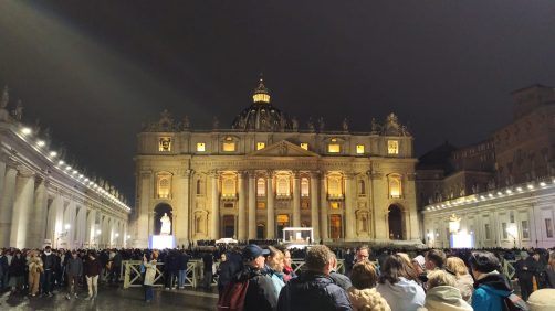 Fedeli in piazza San Pietro a Roma per pregare per papa Francesco, foto di Sara Fornaro.