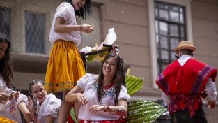 Un carro di carnevale costruito assieme